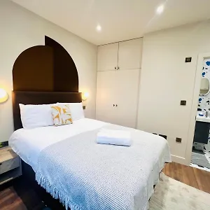Holly A Mini Great Location For Tourist!!! Guest house